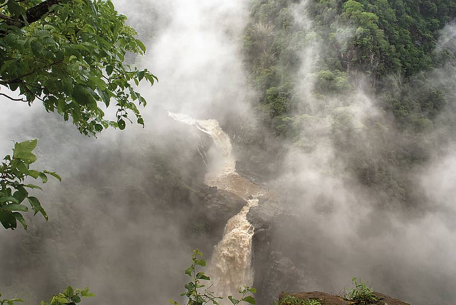 ಮೈದುಂಬಿರುವ ಮಾಗೋಡು ಜಲಪಾತದ ವಿಹಂಗಮ ನೋಟ