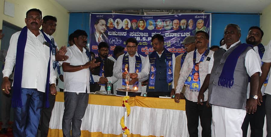 ಆನೇಕಲ್‌ನಲ್ಲಿ ಆಯೋಜಿಸಿದ್ದ ಜಿಲ್ಲಾ ಮಟ್ಟದ ಪದಾಧಿಕಾರಿಗಳ ಸಭೆಯನ್ನು ಬಿಎಸ್‌ಪಿ ಪಕ್ಷದ ರಾಜ್ಯ ಘಟಕದ ಅಧ್ಯಕ್ಷ ಕೃಷ್ಣಮೂರ್ತಿ ಮತ್ತು ರಾಜ್ಯ ಉಸ್ತುವಾರಿ ದಿನೇಶ್ ಗೌತಮ್ ಉದ್ಘಾಟಿಸಿದರು