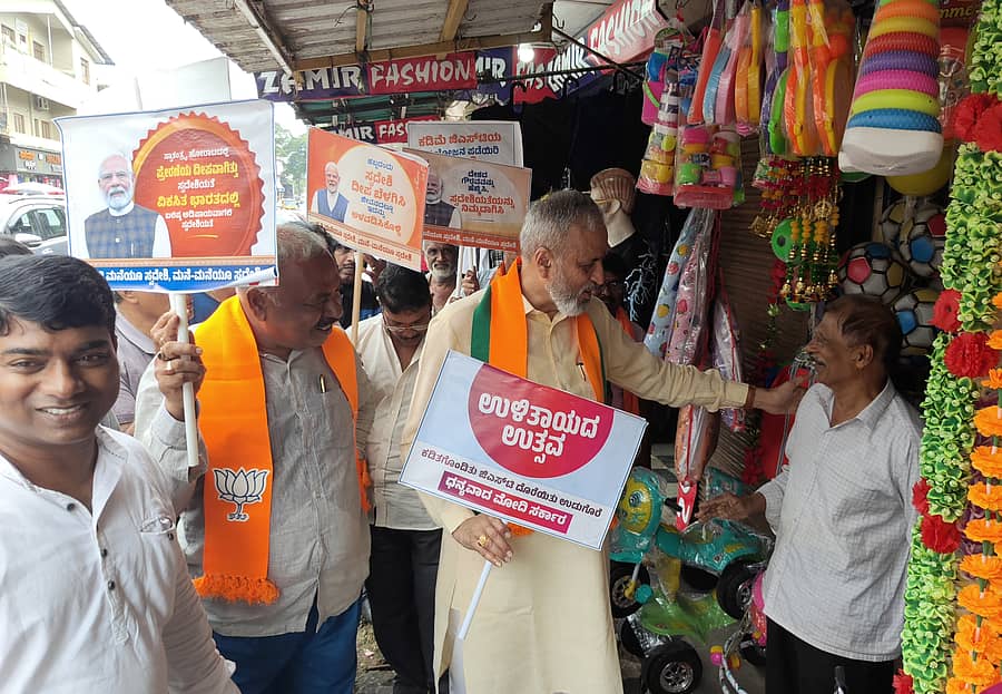 ಜಿಎಸ್ಟಿ ದರ ಇಳಿಕೆ ಬಳಿಕ ವಹಿವಾಟಿನ ಬಗ್ಗೆ ಕಾರವಾರದ ಮಾರುಕಟ್ಟೆಯಲ್ಲಿ ಸಂಸದ ವಿಶ್ವೇಶ್ವರ ಹೆಗಡೆ ಕಾಗೇರಿ ಅವರು ವ್ಯಾಪಾರಿಯೊಬ್ಬರ ಬಳಿ ಚರ್ಚಿಸಿದರು. ವಿಧಾನ ಪರಿಷತ್ ಸದಸ್ಯ ಗಣಪತಿ ಉಳ್ವೇಕರ್ ಜತೆಯಲ್ಲಿದ್ದರು.