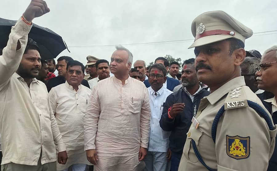 <div class="paragraphs"><p>ಕಾಳಗಿ ತಾಲ್ಲೂಕಿನ ಹಳೆ ಹೆಬ್ಬಾಳ ಗ್ರಾಮಕ್ಕೆ ಅಧಿಕಾರಿಗಳೊಂದಿಗೆ ಭೇಟಿ ನೀಡಿ, ಗ್ರಾಮಸ್ಥರೊಂದಿಗೆ ಮಾತುಕತೆ ನಡೆಸಿದ ಸಚಿವ ಪ್ರಿಯಾಂಕ್‌ ಖರ್ಗೆ</p></div>