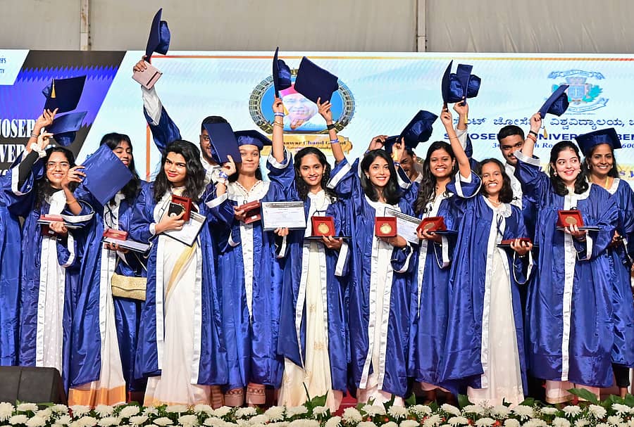 ಬೆಂಗಳೂರಿನ ಸೇಂಟ್ ಜೋಸೆಫ್ ವಿಶ್ವವಿದ್ಯಾಲಯದ ಘಟಿಕೋತ್ಸವದಲ್ಲಿ ವಿದ್ಯಾರ್ಥಿಗಳು ಚಿನ್ನದ ಪದಕಗಳೊಂದಿಗೆ ಸಂಭ್ರಮಿಸಿದರು. ಪ್ರಜಾವಾಣಿ ಚಿತ್ರ: ಪ್ರಶಾಂತ್ ಎಚ್.ಜಿ.