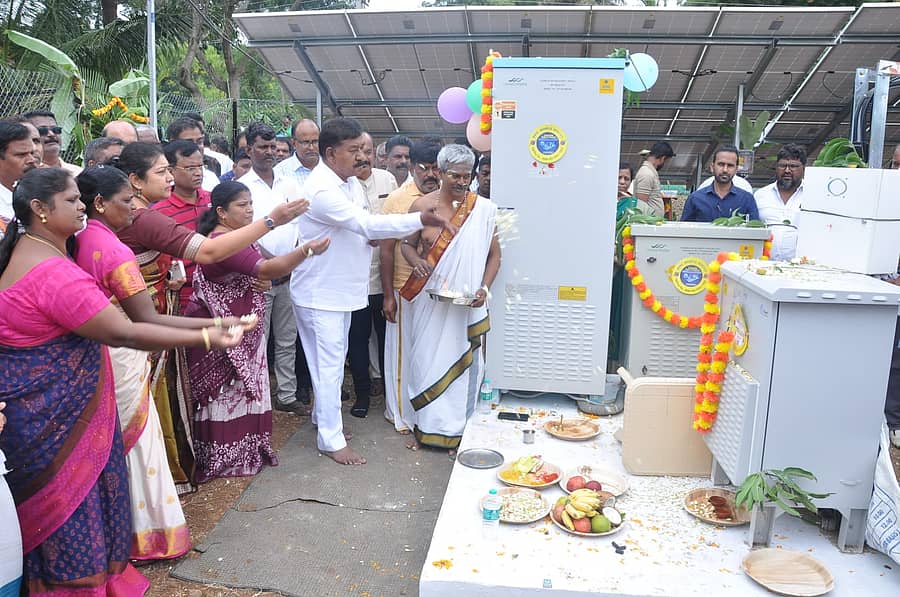 ಕೊಳ್ಳೇಗಾಲ ತಾಲ್ಲೂಕಿನ ಅರೇಪಾಳ್ಯ ಗ್ರಾಮದಲ್ಲಿ ಬಿ.ಎಸ್.ಎನ್.ಎಲ್. 4ಜಿ ಸ್ಯಾಚುರೇಷನ್ ಸೇವೆಗೆ ಚಾಲನೆ ನೀಡಿದ ಬಳಿಕ ಶಾಸಕ ಎ.ಆರ್‌.ಕೃಷ್ಣಮೂರ್ತಿ ಪೂಜೆ ಮಾಡಿದರು