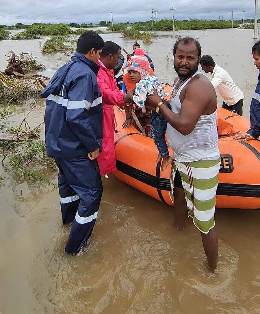 ವಿಜಯಪುರ ಜಿಲ್ಲೆ ಆಲಮೇಲ ತಾಲ್ಲೂಕಿನ ಶಂಬೇವಾಡ ಗ್ರಾಮದಲ್ಲಿ ಭೀಮಾ ನದಿಯ ಪ್ರವಾಹದಲ್ಲಿ ಸಿಲುಕಿದ್ದ ಮಗುವನ್ನು ಅಗ್ನಿ ಶಾಮಕ ಸಿಬ್ಬಂದಿ ರಕ್ಷಿಸಿದರು
