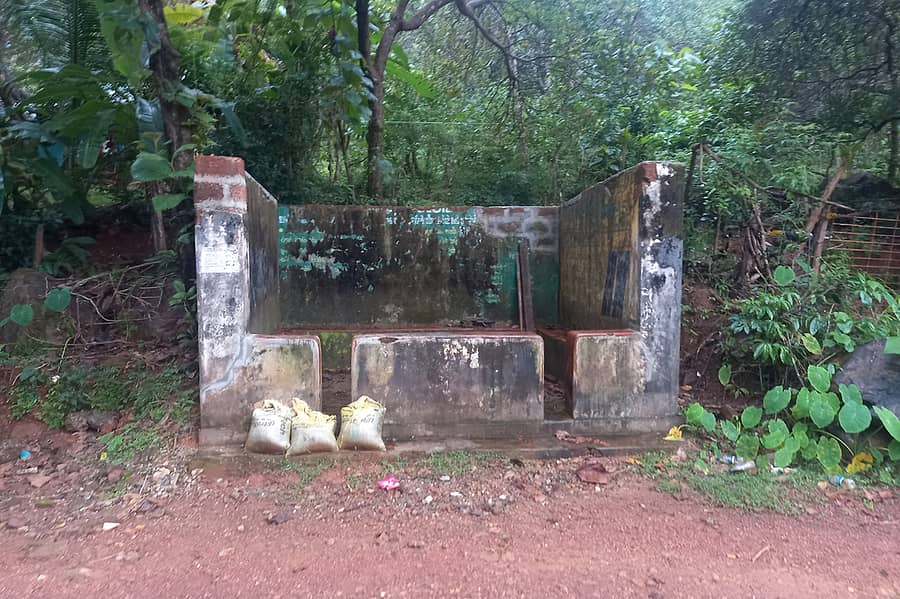 ಚಾವಣಿ ಇಲ್ಲದೆ ಶಿಥಿಲಾವಸ್ಥೆಯಲ್ಲಿರುವ ಹೊನ್ನಾವರ ತಾಲ್ಲೂಕಿನ ಚಿಕ್ಕನಕೋಡ ಗ್ರಾಮದ ಬಸ್ ತಂಗುದಾಣ