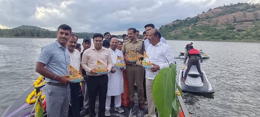 <div class="paragraphs"><p>ರಾಮನಗರದ ರಂಗರಾಯರದೊಡ್ಡಿ ಕೆರೆಯಲ್ಲಿ ಜಲಕ್ರೀಡೆಗಳಿಗೆ ಶಾಸಕ ಎಚ್.ಎ. ಇಕ್ಬಾಲ್ ಹುಸೇನ್ ಶನಿವಾರ ಚಾಲನೆ ನೀಡಿದರು. </p></div>