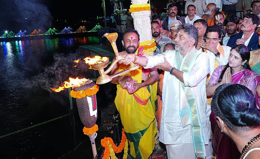 ಶ್ರೀರಂಗಪಟ್ಟಣ ತಾಲ್ಲೂಕಿನ ಕೆಆರ್ಎಸ್ ಡ್ಯಾಂ ಮುಂಭಾಗದ ದೋಣಿ ವಿಹಾರ ಸ್ಥಳದಲ್ಲಿ ಉಪಮುಖ್ಯಮಂತ್ರಿ ಡಿ.ಕೆ.ಶಿವಕುಮಾರ್ ಅವರು ‘ಕಾವೇರಿ ಆರತಿ’ ಬೆಳಗಿದರು