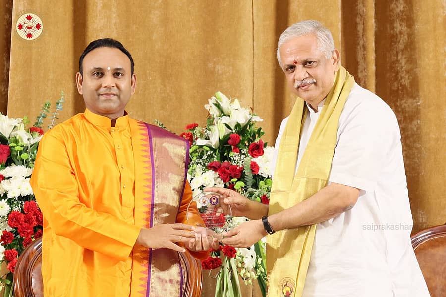 ಚಿಕ್ಕಬಳ್ಳಾಪುರ ತಾಲ್ಲೂಕಿನ ಮುದ್ದೇನಹಳ್ಳಿಯ ಸತ್ಯಸಾಯಿ ಗ್ರಾಮದಲ್ಲಿ ನಡೆಯುತ್ತಿರುವ ‘ಒಂದು ಜಗತ್ತು ಒಂದು ಕುಟುಂಬ ವಿಶ್ವ ಸಾಂಸ್ಕೃತಿಕ ಮಹೋತ್ಸವ’ದಲ್ಲಿ ಸದ್ಗುರು ಮಧುಸೂದನ ಸಾಯಿ ಅವರು ಬಿ.ಎಲ್.ಸಂತೋಷ್ ಅವರಿಗೆ ಸ್ಮರಣಿಕೆ ನೀಡಿದರು