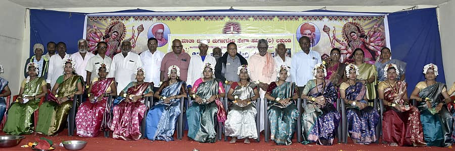 ಲಕ್ಕುಂಡಿಯಲ್ಲಿ ಶರನ್ನವರಾತ್ರಿ ಅಂಗವಾಗಿ ದುರ್ಗಾದೇವಿ ದೇವಸ್ಥಾನದಲ್ಲಿ ಸಾಮೂಹಿಕ ಸೀಮಂತ ಕಾರ್ಯಕ್ರಮ ಜರುಗಿತು.