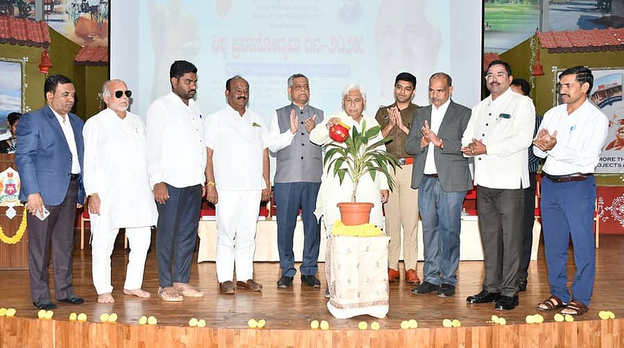 ಗದಗ ನಗರದ ಮಹಾತ್ಮಗಾಂಧಿ ಗ್ರಾಮೀಣಾಭಿವೃದ್ಧಿ ಮತ್ತು ಪಂಚಾಯತ್ರಾಜ್ ವಿಶ್ವವಿದ್ಯಾಲಯದಲ್ಲಿ ಶನಿವಾರ ನಡೆದ ವಿಶ್ವ ಪ್ರವಾಸೋದ್ಯಮ ದಿನ ಕಾರ್ಯಕ್ರಮವನ್ನು ಸಚಿವ ಎಚ್.ಕೆ.ಪಾಟೀಲ ಉದ್ಘಾಟಿಸಿದರು