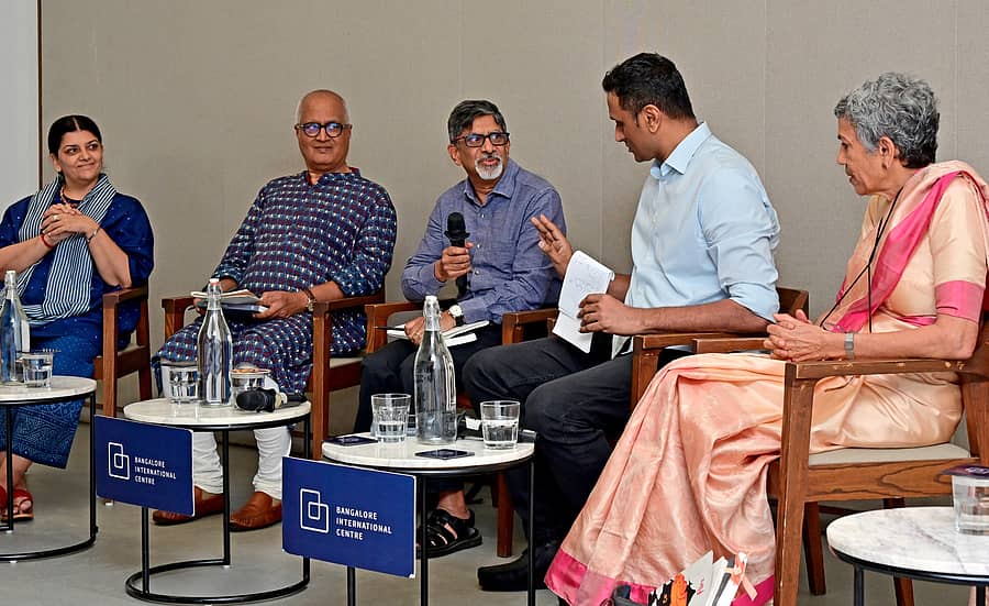ವಿಚಾರ ಗೋಷ್ಠಿಯಲ್ಲಿ ಥಾಮಸ್ ಅಬ್ರಹಾಂ (ಮಧ್ಯದವರು) ಮಾತನಾಡಿದರು. (ಎಡದಿಂದ) ರಿಂಕು ಲಾಂಬಾ, ಪೀಟರ್ ರೊನಾಲ್ಡ್ ಡಿಸೋಜಾ, ಚಂದನ್ ಗೌಡ ಮತ್ತು ಜಾನಕಿ ನಾಯರ್ ಉಪಸ್ಥಿತರಿದ್ದರು -ಪ್ರಜಾವಾಣಿ ಚಿತ್ರ