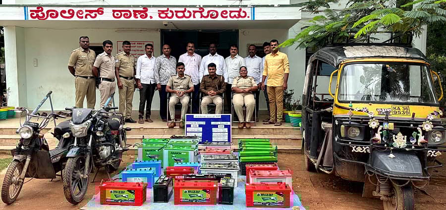 ಕುರುಗೋಡು ಪೊಲೀಸರು ಬಂಧಿಸಿದ ಕಳ್ಳರೊಂದಿಗೆ ಕಳುವಾರ ವಸ್ತುಗಳು ಮತ್ತು ಪೊಲೀಸ್ ಸಿಬ್ಬಂದಿ