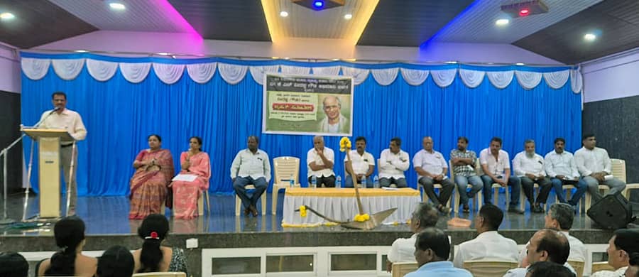 ಶೃಂಗೇರಿ ಆರ್ಯ ಈಡಿಗರ ಸಮೂದಾಯ ಭವನದಲ್ಲಿ ಕೆ.ಎನ್ ವೀರಪ್ಪ ಗೌಡರ ಅಭಿಮಾನಿ ಬಳಗ ಆಯೋಜಿಸಿದ ವೀರಪ್ಪ ಗೌಡರ ಸಮಾವೇಶದಲ್ಲಿ ತಾಲ್ಲೂಕು ಒಕ್ಕಲಿಗರ ಸಂಘದ ಅಧ್ಯಕ್ಷ ಗೇರ್ಬೈಲ್ ಶಂಕರಪ್ಪ ಮಾತನಾಡಿದರು