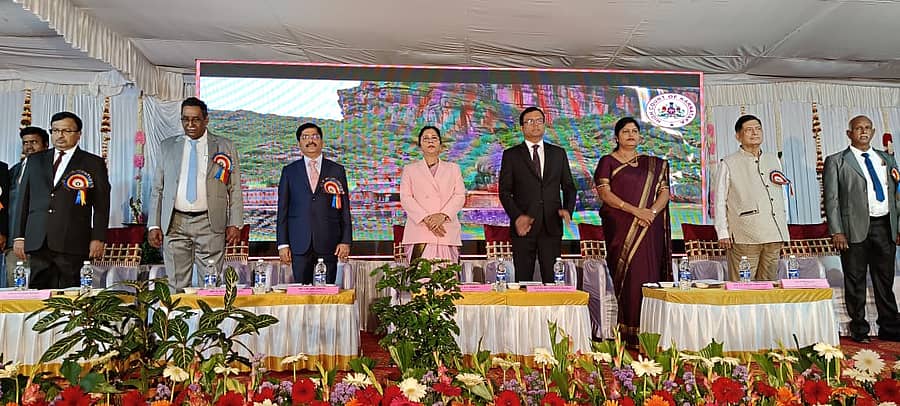 ಹೊಸಪೇಟೆಯಲ್ಲಿ ಶನಿವಾರ ಪ್ರಧಾನ ಜಿಲ್ಲಾ ಮತ್ತು ಸೆಷನ್ಸ್ ನ್ಯಾಯಾಲಯದ ಉದ್ಘಾಟನಾ ಕಾರ್ಯಕ್ರಮಲ್ಲಿ ಹೈಕೋರ್ಟ್ ನ್ಯಾಯಮೂರ್ತಿ ಆರ್.ನಟರಾಜ್‌ ಸಹಿತ ಇತರ ಗಣ್ಯರು ಪಾಲ್ಗೊಂಡಿದ್ದರು   –ಪ್ರಜಾವಾಣಿ ಚಿತ್ರ/ ಲವ ಕೆ.