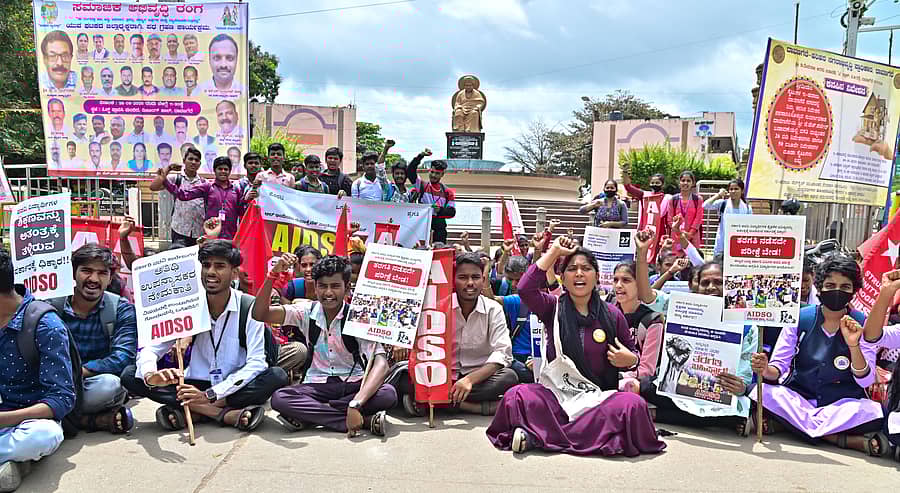 ದಾವಣಗೆರೆಯ ಜಯದೇವ ವೃತ್ತದಲ್ಲಿ ಎಐಡಿಎಸ್‌ಒ ನೇತೃತ್ವದಲ್ಲಿ ವಿದ್ಯಾರ್ಥಿಗಳು ಪ್ರತಿಭಟನೆ ನಡೆಸಿದರು ಪ್ರಜಾವಾಣಿ ಚಿತ್ರ