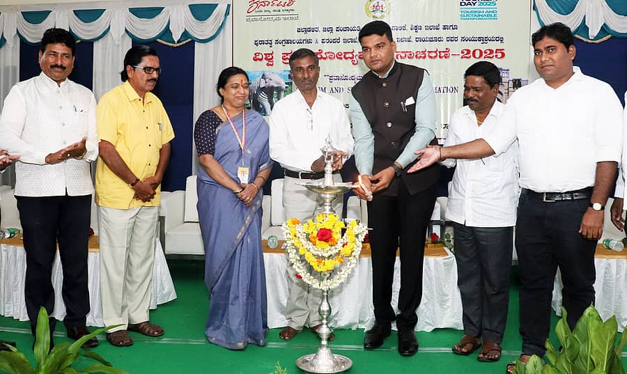 <div class="paragraphs"><p>ರಾಯಚೂರಿನ ಹಮದರ್ದ್ ಶಾಲೆಯಲ್ಲಿ ಶನಿವಾರ ನಡೆದ ವಿಶ್ವ ಪ್ರವಾಸೋದ್ಯಮ ದಿನಾಚರಣೆ ಕಾರ್ಯಕ್ರಮವನ್ನು ಪ್ರವಾಸೋದ್ಯಮ ಇಲಾಖೆಯ ಸಹಾಯಕ ನಿರ್ದೇಶಕ ನಜೀರ್ಅಹ್ಮದ್ ಕನವಳ್ಳಿ ಉದ್ಘಾಟಿಸಿದರು. </p></div>