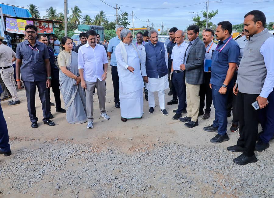 ಸಿದ್ದರಾಮಯ್ಯ ಅವರು ನಗರದ ರಸ್ತೆಗಳಲ್ಲಿ ಗುಂಡಿಗಳನ್ನು ಕಂಡು ದುರಸ್ತಿಪಡಿಸಲು ಜಿಬಿಎ ಅಧಿಕಾರಿಗಳಿಗೆ ಸೂಚಿಸಿದರು