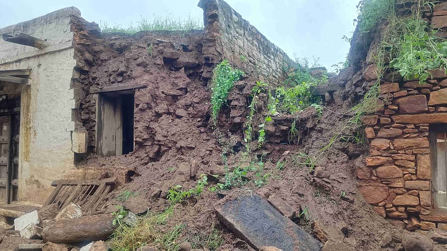 ಕೆರೂರ ಪಟ್ಟಣದಲ್ಲಿ ಶುಕ್ರವಾರ ನಿರಂತರವಾಗಿ ಸುರಿದ ಮಳೆಗೆ ಹೊಸಪೇಟೆ ಬಡಾವಣೆಯ ಮನೆಯೊಂದು ಕುಸಿದು ಬಿದ್ದಿದೆ