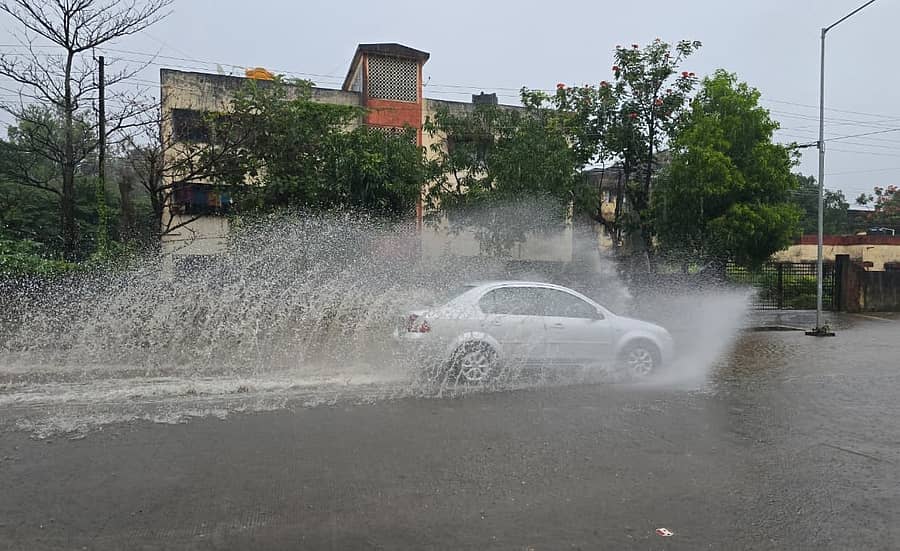 <div class="paragraphs"><p>ಬೆಳಗಾವಿಯ ಶಿವಬಸವ ನಗರದ ರಸ್ತೆಯಲ್ಲಿ ಅಪಾರ ಪ್ರಮಾಣದಲ್ಲಿ ನಿಂತಿದ್ದ ನೀರಿನಲ್ಲೇ ಕಾರೊಂದು ಸಾಗಿತು </p></div>