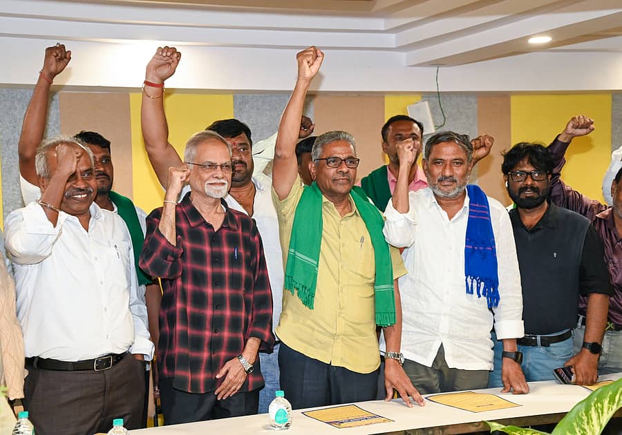 ನವಕರ್ನಾಟಕ ನಿರ್ಮಾಣ ಆಂದೋಲನ ಆಯೋಜಿಸಿದ್ದ ಸಾಮಾಜಿಕ ಶೈಕ್ಷಣಿಕ ಸಮೀಕ್ಷೆ ಕುರಿತಾದ ದುಂಡು ಮೇಜಿನ ಸಭೆಯಲ್ಲಿ ಮೂಡ್ನಾಕೂಡು ಚಿನ್ನಸ್ವಾಮಿ, ಕೋಡಿಹಳ್ಳಿ ಚಂದ್ರಶೇಖರ್, ಆರ್.ಮೋಹನ್ ರಾಜ್  ಪಾಲ್ಗೊಂಡಿದ್ದರು –ಪ್ರಜಾವಾಣಿ ಚಿತ್ರ