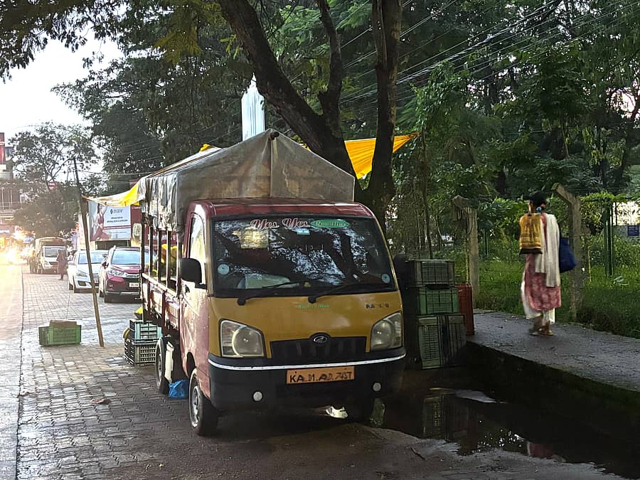 <div class="paragraphs"><p>ಮಣಿಪಾಲದ ಎಂಜೆಸಿ ಬಸ್ ನಿಲ್ದಾಣದ ಸಮೀಪ ಇಂಟರ್ಲಾಕ್ ಮೇಲೆ ಬೀದಿ ಬದಿ ವ್ಯಾಪಾರ</p></div>