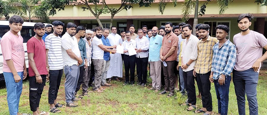 ದಸರಾ ರಜೆ ನೀಡದ ಸವಣೂರು ಪಟ್ಟಣದ ಎಸ್.ಎಫ್.ಎಸ್ ಕಾನ್ವೆಂಟ್ ಶಾಲೆಯ ವಿರುದ್ಧ ಕ್ರಮಕೈಗೊಳ್ಳಬೇಕೆಂದು ಒತ್ತಾಯಿಸಿ ಶ್ರೀರಾಮಸೇನೆ ಹಾಗೂ ಹಿಂದೂಪರ ಸಂಘಟನೆಗಳ ಕಾರ್ಯಕರ್ತರು ಬಿಇಓ ಎಂ.ಎಫ್.ಬಾರ್ಕಿ ಅವರ ಮೂಲಕ ಡಿಡಿಪಿಐ ಅವರಿಗೆ ಮನವಿ ಸಲ್ಲಿಸಿದರು