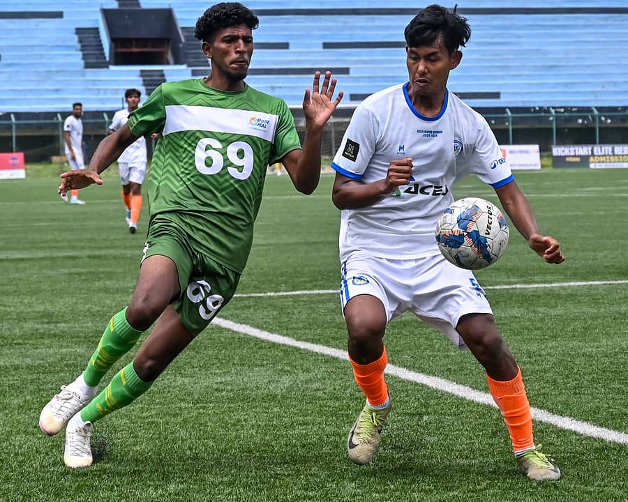 ಎಫ್‌ಸಿ ರಿಯಲ್‌ ಬೆಂಗಳೂರು ತಂಡದ ಚಂದಂ ಭೀಮಸೇನ್‌ ಸಿಂಗ್‌ (ಬಲ) ಹಾಗೂ ಎಚ್‌ಎಎಲ್‌ ಎಫ್‌ಸಿ ತಂಡದ ಸಹಯ್‌ ಆ್ಯಬಿಸನ್‌ ಅವರು ಚೆಂಡಿಗಾಗಿ ಸೆಣಸಿದರು  ಚಿತ್ರ: ಪುಷ್ಕರ್‌ ವಿ.