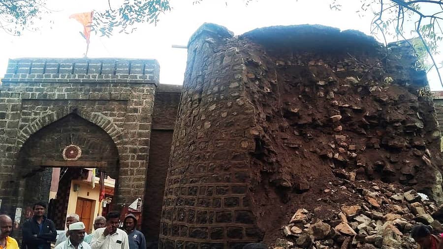 ದೇವರಹಿಪ್ಪರಗಿ ತಾಲ್ಲೂಕಿನ ಮಣ್ಣೂರ ಗ್ರಾಮದ ಪುರಾತನ ಹುಡೇ ನಿರಂತರ ಸುರಿಯುತ್ತಿರುವ ಮಳೆಯ ಕಾರಣ ಶನಿವಾರ ಬಹುತೇಕ ಬಿದ್ದಿತು.