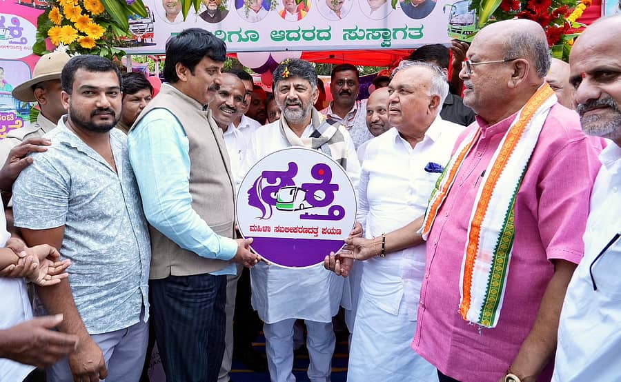 <div class="paragraphs"><p>ರಾಮನಗರದ ಜಿಲ್ಲಾ ಪಂಚಾಯಿತಿ ಸಭಾಂಗಣದಲ್ಲಿ ಶನಿವಾರ ನಡೆದ ಗ್ಯಾರಂಟಿ ಯೋಜನೆಗಳ ಕಾರ್ಯಾಗಾರದ ಶಕ್ತಿ ಯೋಜನೆಯ ಮಳಿಗೆಗೆ ಉಪ ಮುಖ್ಯಮಂತ್ರಿ ಡಿ.ಕೆ. ಶಿವಕುಮಾರ್ ಭೇಟಿ ನೀಡಿದರು.</p></div>