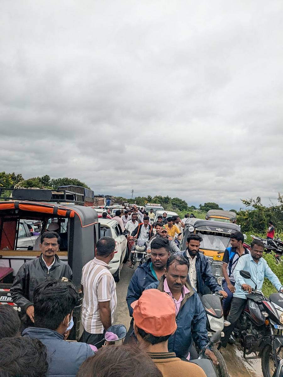 ಜೇವರ್ಗಿ ತಾಲ್ಲೂಕಿನ ಕಟ್ಟಿಸಂಗಾವಿ ಸೇತುವೆ ಬಳಿ ಟ್ರಾಫಿಕ್ ಜಾಮ್ ಉಂಟಾಗಿರುವುದು