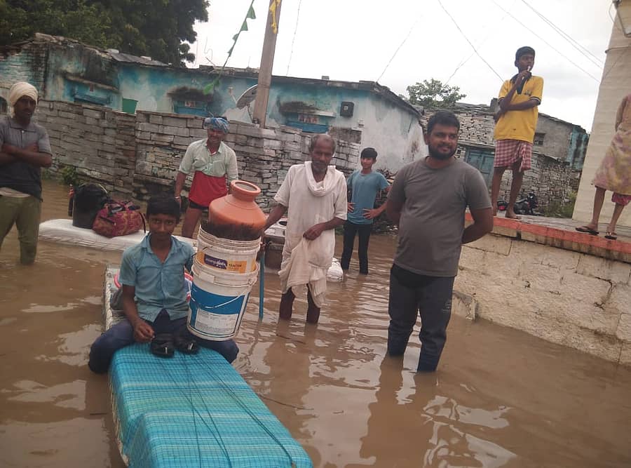 ಚಿತ್ತಾಪುರ ತಾಲ್ಲೂಕಿನ ಕಡಬೂರ ಗ್ರಾಮ ಭೀಮಾ ನದಿ ಹರಿವಿನಿಂದ ಮುಳುಗಡೆಯಾಗಿದ್ದು ತೆಪ್ಪದಲ್ಲೇ ಗ್ರಾಮಸ್ಥರು ಸಾಮಾನು ಸಾಗಿಸಿದರು