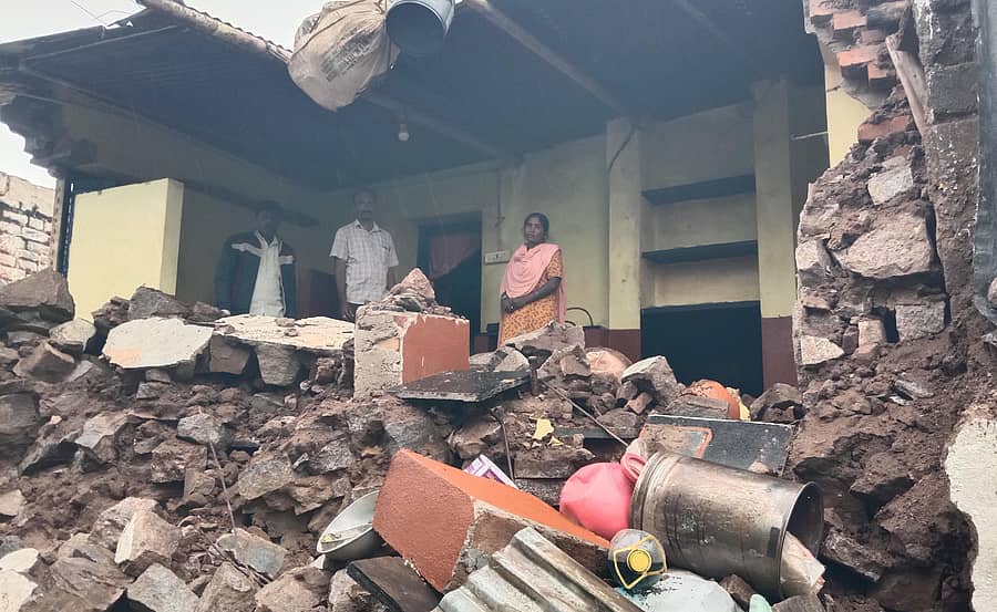 ಯಲಬುರ್ಗಾ ಮುಧೋಳ ಗ್ರಾಮದಲ್ಲಿ ಕಳೆದ ಮೂರ್ನಾಲ್ಕು ದಿನಗಳಿಂದ ಸತತ ಸುರಿದ ಮಳೆಗೆ ಮನೆ ಕುಸಿದಿದೆ