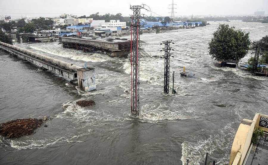 <div class="paragraphs"><p> ಮುಸಿ ನದಿ ಉಕ್ಕಿ ಹರಿಯುತ್ತಿರುವ ದೃಶ್ಯ</p></div>