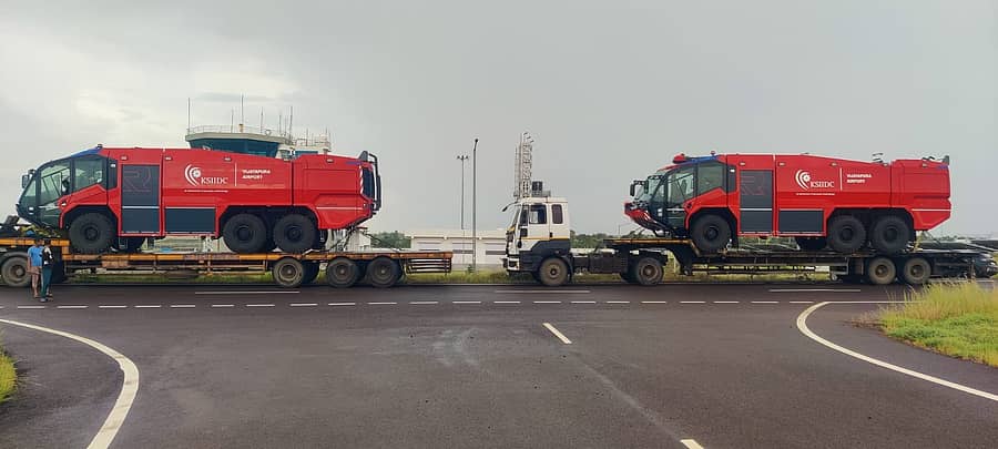 ವಿಜಯಪುರ ವಿಮಾನ ನಿಲ್ದಾಣಕ್ಕೆ ಆಸ್ಟ್ರಿಯಾದಿಂದ ಸೋಮವಾರ ಬಂದು ತಲುಪಿರುವ ಅತ್ಯಾಧುನಿಕ ಅಗ್ನಿಶಾಮಕ ವಾಹನಗಳು
