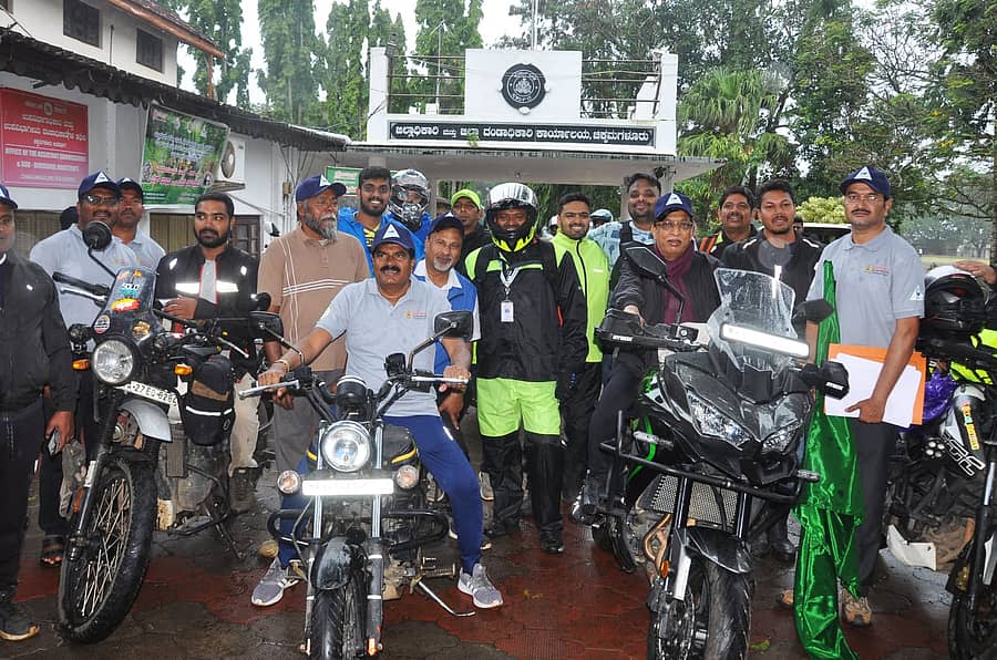 ವಿಶ್ವ ಪ್ರವಾಸೋದ್ಯಮ ದಿನದ ಅಂಗವಾಗಿ ನಡೆದ ಬೈಕ್ ರ‍್ಯಾಲಿಗೆ ಶನಿವಾರ ಜಿಲ್ಲಾಧಿಕಾರಿ ಕಚೇರಿ ಆವರಣದಲ್ಲಿ ಶಾಸಕ ಎಚ್.ಡಿ.ತಮ್ಮಯ್ಯ ಚಾಲನೆ ನೀಡಿದರು 