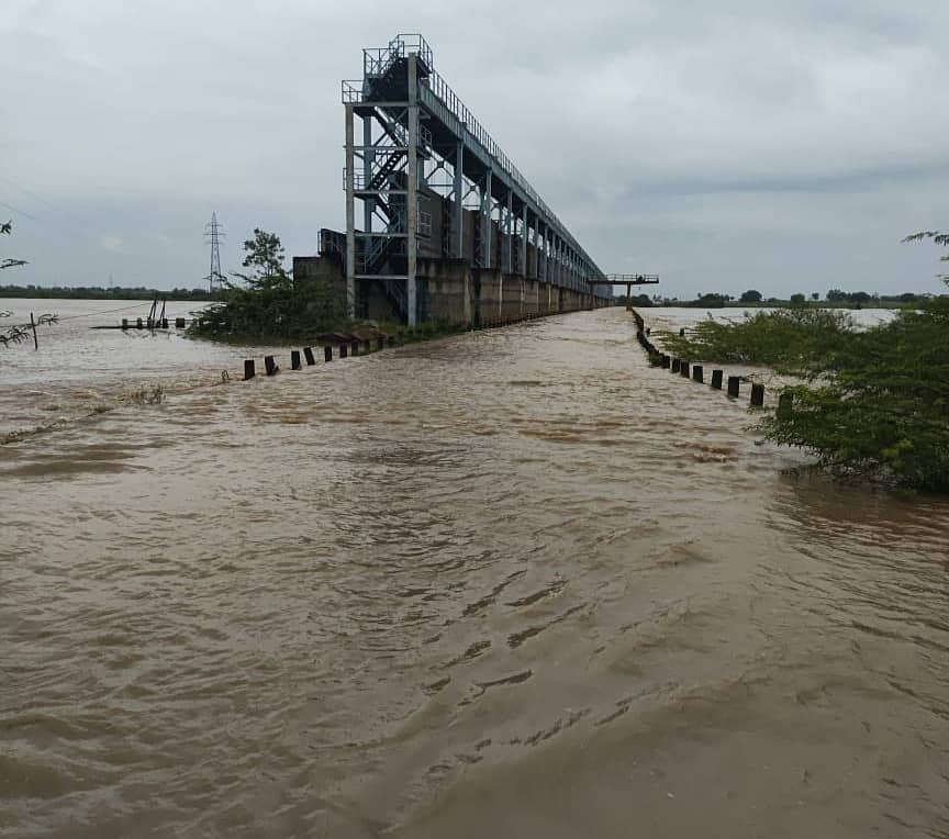 ಸೈದಾಪುರ ಸಮೀಪದ ಗೂಡೂರು-ಜೋಳದಡಗಿ ಗ್ರಾಮದ ಹತ್ತಿರದ ಬ್ರಿಜ್ ಕಂ ಬ್ಯಾರೇಜ್ ಸಂಪೂರ್ಣ ಭರ್ತಿಯಾಗಿ ರಸ್ತೆ ಮೇಲೆ ನೀರು ಹರಿಯುತ್ತಿರುವುದು