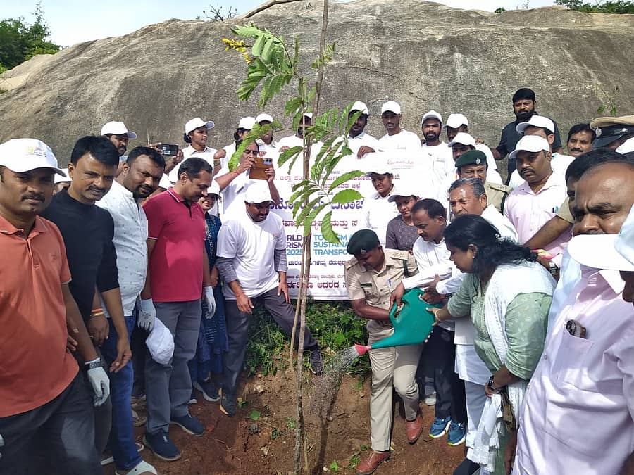 ದೇವನಹಳ್ಳಿ ತಾಲ್ಲೂಕಿನ ಕುಂದಾಣ ಬೆಟ್ಟದಲ್ಲಿ ಜಿಲ್ಲಾಡಳಿತ, ಜಿಲ್ಲಾ ಪಂಚಾಯಿತಿ ಹಾಗೂ ಪ್ರವಾಸೋದ್ಯಮ ಇಲಾಖೆ ಹಮ್ಮಿಕೊಂಡಿದ್ದ ವಿಶ್ವ ಪ್ರವಾಸೋದ್ಯಮ ದಿನಾಚರಣೆಯಲ್ಲಿ ಜಿಲ್ಲಾ ಉಸ್ತುವಾರಿ ಸಚಿವ ಕೆ.ಎಚ್‌.ಮುನಿಯಪ್ಪ ಸಸಿ ನೆಟ್ಟು ಚಾಲನೆ ನೀಡಿದರು