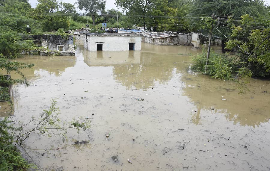 ಭೀಮಾ ನದಿ ಪ್ರವಾಹದ ನೀರು ಶನಿವಾರ ಯಾದಗಿರಿಯ ಹುರಸಗುಂಡಗಿ ಗ್ರಾಮಕ್ಕೆ ನುಗ್ಗಿರುವುದು