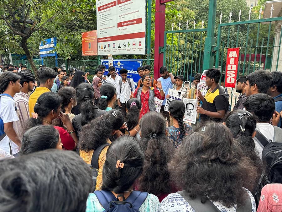 ಕಾಲೇಜುಗಳಿಗೆ ಅತಿಥಿ ಉಪನ್ಯಾಸಕರನ್ನು ಕೂಡಲೇ ನೇಮಿಸಬೇಕು ಎಂದು ಆಗ್ರಹಿಸಿ ಎಐಡಿಎಸ್‌ಒ ನೇತೃತ್ವದಲ್ಲಿ ಶನಿವಾರ ಪ್ರತಿಭಟನೆ ನಡೆಯಿತು.