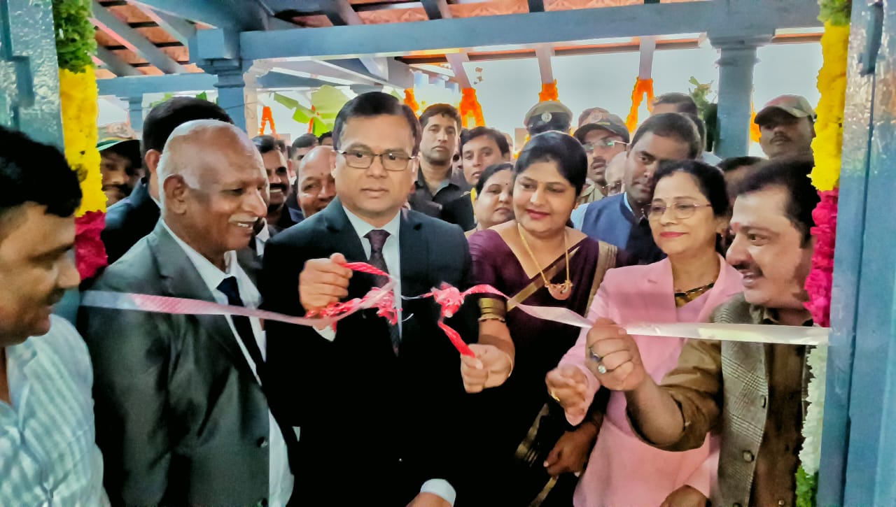 <div class="paragraphs"><p>ನೂತನವಾಗಿ ಆರಂಭವಾಗಿರುವ ಪ್ರಧಾನ ಜಿಲ್ಲಾ ಮತ್ತು ಸೆಷನ್ಸ್ ನ್ಯಾಯಾಲಯ ಉದ್ಘಾಟಿಸಿದ ಹೈಕೋರ್ಟ್ ನ್ಯಾಯಮೂರ್ತಿ ಆರ್. ನಟರಾಜ್. ಜಿಲ್ಲಾ ಉಸ್ತುವಾರಿ ಸಚಿವ ಜಮೀರ್ ಅಹಮದ್ ಖಾನ್ ಅವರು ಜತೆಗೆ ಇದ್ದರು.</p><p></p></div>