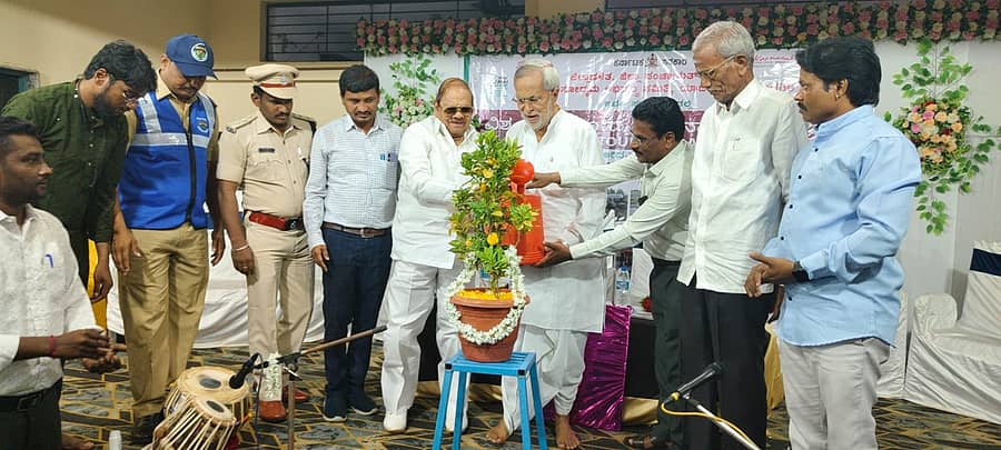 ಯಾದಗಿರಿಯಲ್ಲಿ ಶನಿವಾರ ನಡೆದ ವಿಶ್ವ ಪ್ರವಾಸೋದ್ಯಮ ದಿನಾಚರಣೆ ಕಾರ್ಯಕ್ರಮವನ್ನು ಶಾಸಕ ಚನ್ನಾರೆಡ್ಡಿ ಪಾಟೀಲ ತುನ್ನೂರು, ನಿಜಶರಣ ಅಂಬಿಗರ ಚೌಡಯ್ಯ ಅಭಿವೃದ್ಧಿ ನಿಗಮದ ಅಧ್ಯಕ್ಷ ಬಾಬುರಾವ್ ಚಿಂಚನಸೂರ್ ಅವರು ಉದ್ಘಾಟಿಸಿದರು
