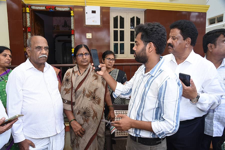 ಹಾವೇರಿ ನಗರದಲ್ಲಿ ಸಮೀಕ್ಷೆ ನಡೆಸಿದ ಗಣತಿದಾರರು ಕುಟುಂಬದ ಮುಖ್ಯಸ್ಥರ ಫೋಟೊವನ್ನು ಆ್ಯಪ್ನಲ್ಲಿ ದಾಖಲಿಸಿಕೊಂಡರು