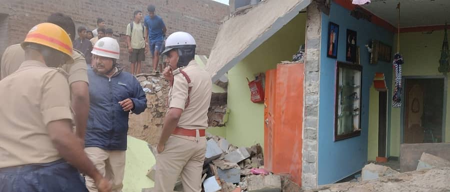 <div class="paragraphs"><p>ಹೊಸಪೇಟೆ ತಾಲ್ಲೂಕಿನ ಗಾದಿಗನೂರಿನಲ್ಲಿ ಶನಿವಾರ ಬೆಳಿಗ್ಗೆ ಸಿಲಿಂಡರ್ ಸ್ಫೋಟಗೊಂಡ ಮನೆಯಲ್ಲಿ ಪೊಲೀಸರು, ಅಗ್ನಿಶಾಮಕ ರಕ್ಷಣಾ ಕಾರ್ಯಾಚರಣೆ ನಡೆಸಿದರು </p></div>