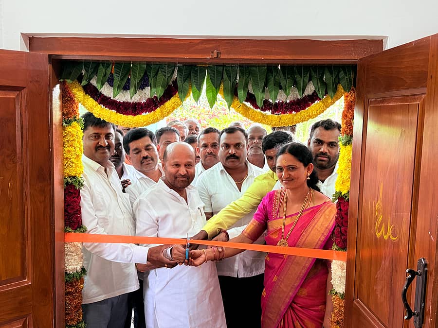 <div class="paragraphs"><p>ರಾಮನಗರ ತಾಲ್ಲೂಕಿನ ಮಾಯಗಾನಹಳ್ಳಿ ಗ್ರಾಮ ಪಂಚಾಯಿತಿಯ ಸಭಾಭವನದ ಕಟ್ಟಡವನ್ನು&nbsp;ಶಾಸಕ ಎಚ್.ಎ. ಇಕ್ಬಾಲ್ ಹುಸೇನ್ ಉದ್ಘಾಟಿಸಿದರು. </p></div>