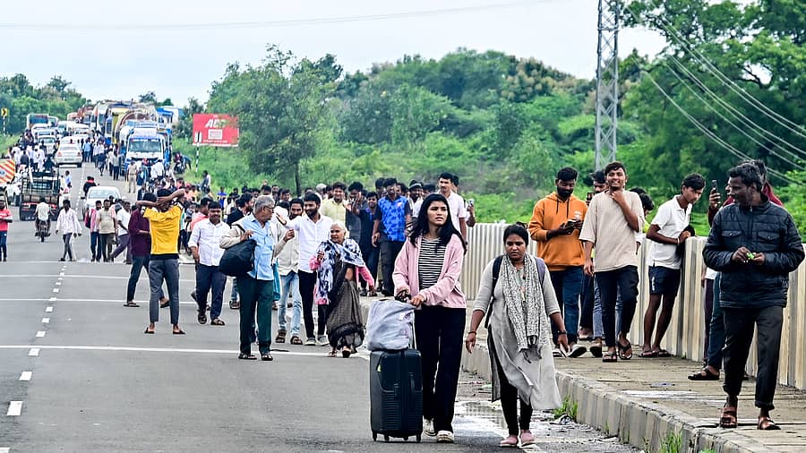 ಕಲಬುರಗಿ ಜಿಲ್ಲೆಯ ಜೇವರ್ಗಿ ಪಟ್ಟಣ ಸಮೀಪದ ಕಟ್ಟಿಸಂಗಾವಿ ಬಳಿ ರಾಷ್ಟ್ರೀಯ ಹೆದ್ದಾರಿ–50ರ ಭೀಮಾ ನದಿಯ ಸೇತುವೆ ಮೇಲೆ ಶನಿವಾರ ಬೆಳಿಗ್ಗೆಯಿಂದ ಭಾರಿ ಗಾತ್ರದ ವಾಹನಗಳ ಸಂಚಾರ ನಿಷೇಧಿಸಿದ್ದರಿಂದ ಪ್ರಯಾಣಿಕರು ನಡೆದುಕೊಂಡೇ ಸೇತುವೆಯ ಇನ್ನೊಂದು ಭಾಗಕ್ಕೆ ಬಂದರು ಪ್ರಜಾವಾಣಿ ಚಿತ್ರ: ತಾಜುದ್ದೀನ್ ಆಜಾದ್