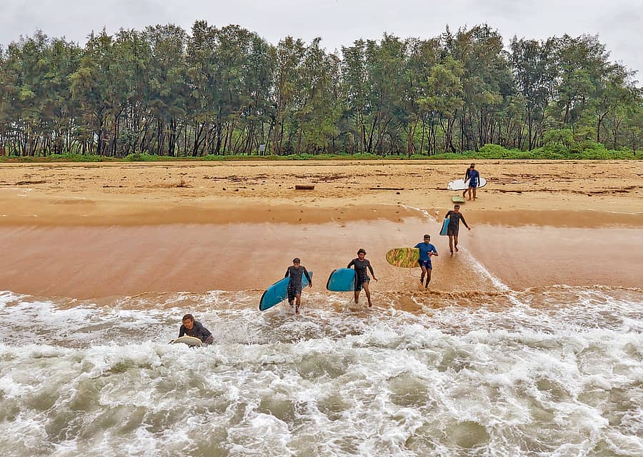 ಮಂಗಳೂರಿನ ಸಸಿಹಿತ್ಲು ಕಡಲ ತೀರದಲ್ಲಿ ಅಭ್ಯಾಸನಿರತ ಸರ್ಫರ್‌ಗಳು ಚಿತ್ರಗಳು: ಫಕ್ರುದ್ದೀನ್ ಎಚ್