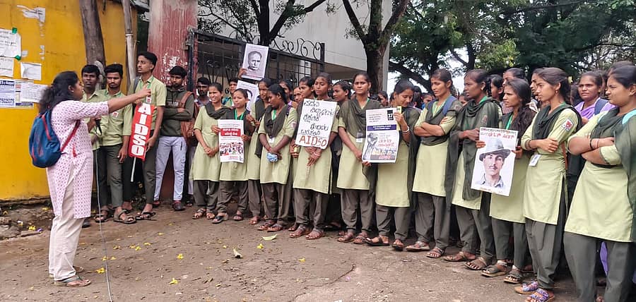 ಅತಿಥಿ ಉಪನ್ಯಾಸಕರ ನೇಮಕಕ್ಕೆ ಆಗ್ರಹಿಸಿ ಕೊಪ್ಪಳದಲ್ಲಿ ವಿದ್ಯಾರ್ಥಿಗಳು ತರಗತಿ ಬಹಿಷ್ಕರಿಸಿ ಕಾಲೇಜಿನ ಮುಂದೆ ಪ್ರತಿಭಟನೆ ನಡೆಸಿದರು