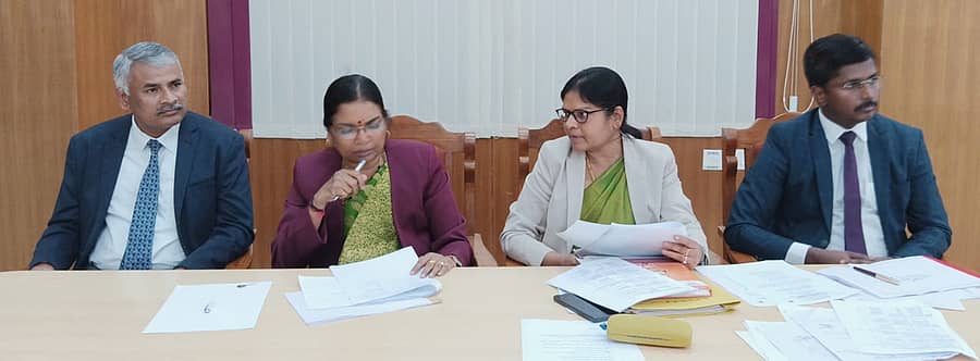 ಹಾಸನದ ಜಿಲ್ಲಾ ನ್ಯಾಯಾಲಯದ ಸಭಾಂಗಣದಲ್ಲಿ ನಡೆದ ಸಭೆಯಲ್ಲಿ ಪ್ರಧಾನ ಜಿಲ್ಲಾ ಮತ್ತು ಸೆಷನ್ಸ್ ನ್ಯಾಯಾಧೀಶೆ ಹೇಮಾವತಿ ಮಾತನಾಡಿದರು.