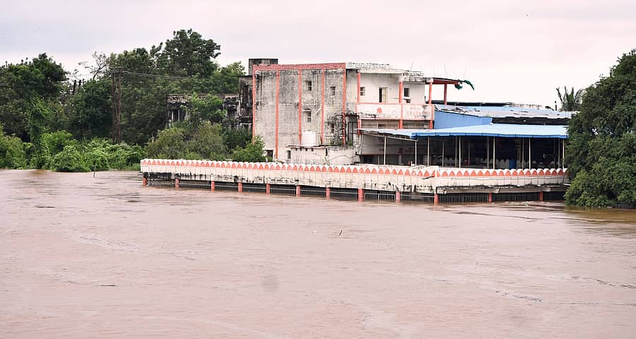 <div class="paragraphs"><p>ಸೇಡಂ ತಾಲ್ಲೂಕಿನ ಮಳಖೇಡ ಉತ್ತರಾಧಿ ಮಠ ಕಾಗಿಣಾ ನದಿ ನೀರಿನ ಪ್ರವಾಹದಲ್ಲಿ ಬಹುತೇಕ ಮುಳುಗಿರುವುದು </p></div>