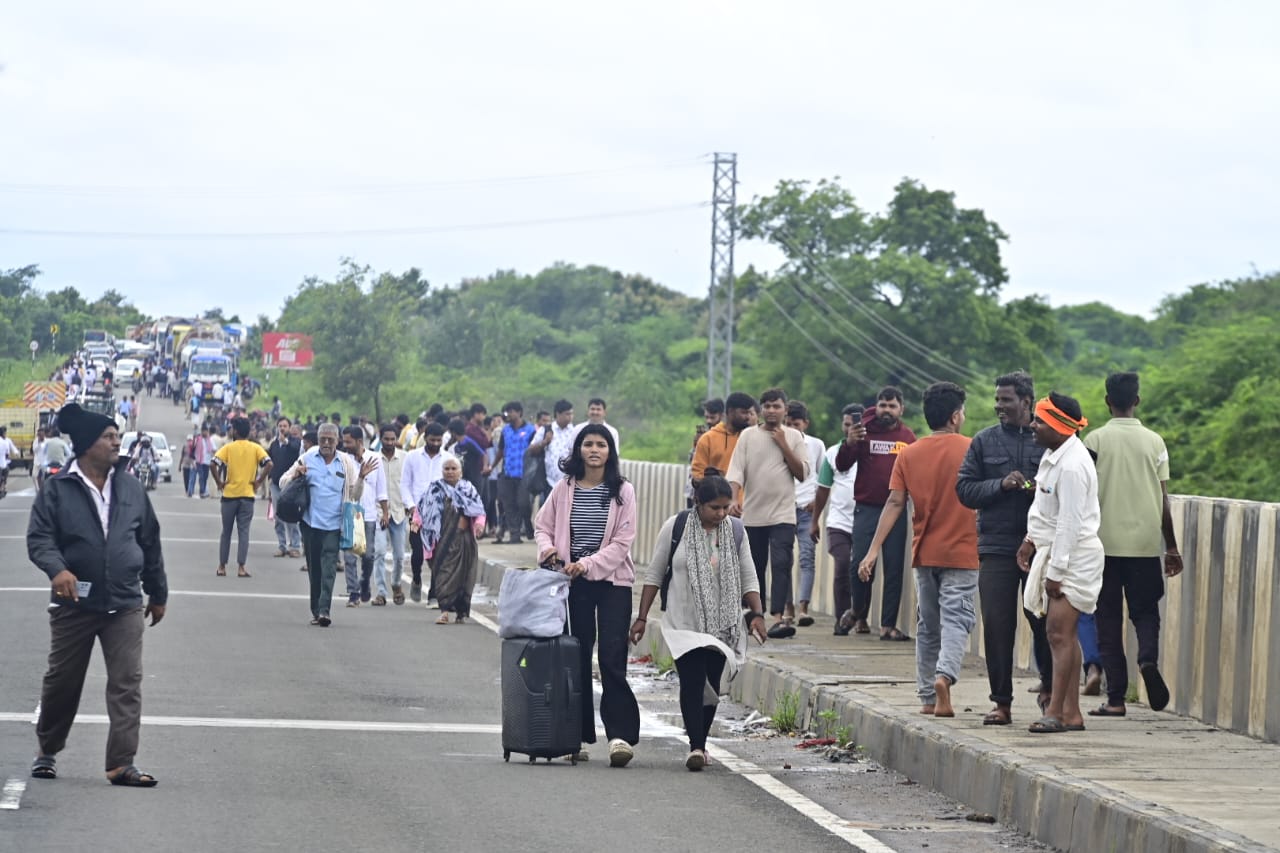 Highway Block: ಜೇವರ್ಗಿ ಬಳಿ ಹೆದ್ದಾರಿ ಬಂದ್: ವಾಹನ ಸಂಚಾರ ಸ್ಥಗಿತ