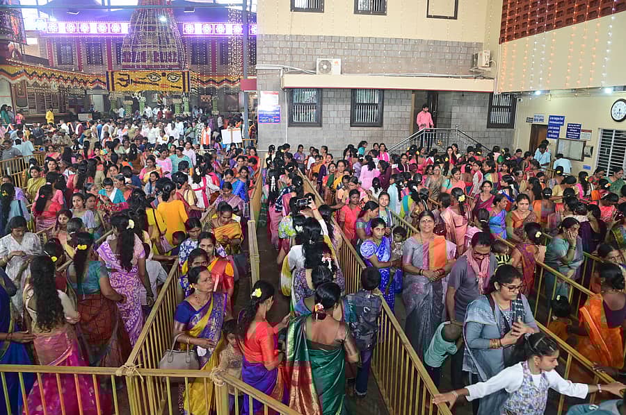 ದಕ್ಷಿಣ ಕನ್ನಡ ಜಿಲ್ಲೆಯ ಕಟೀಲು ಶ್ರೀ ದುರ್ಗಾಪರಮೇಶ್ವರಿ ಕ್ಷೇತ್ರದಲ್ಲಿ ಲಲಿತ ಪಂಚಮಿ ಅಂಗವಾಗಿ ಪ್ರಸಾದ ರೂಪದಲ್ಲಿ ವಿತರಿಸಿದ ಸೀರೆ ಪಡೆಯಲು ಸಾಲಾಗಿ ಬಂದ ಭಕ್ತರು  ಪ್ರಜಾವಾಣಿ ಚಿತ್ರ : ಫಕ್ರುದ್ದೀನ್ ಎಚ್